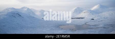 Rannoch Moor und Black Mount im Winter mit Schnee bedeckt Luftaufnahme Stockfoto