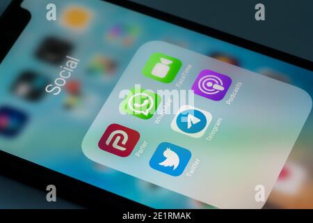 Morgantown, WV - 9. Januar 2021: Modernes Telefon mit Symbolen für Parler und Twitter, um Streit über das Verbot von Präsident Trump-Konto zu illustrieren Stockfoto