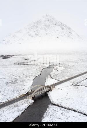 Buachaille Etive Mor bedeckt mit Schnee während der Winteransicht Stockfoto