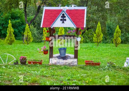 Kleiner Wasserbrunnen im Garten Stockfoto