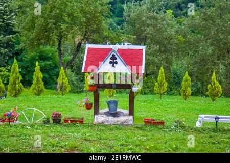 Kleiner Wasserbrunnen im Garten Stockfoto