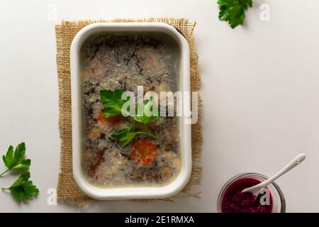 Fleisch Gelees Fleisch mit Petersilie in einem traditionellen Gericht. Festliche Gerichte. Rustikaler Stil. Draufsicht. Speicherplatz kopieren. Stockfoto
