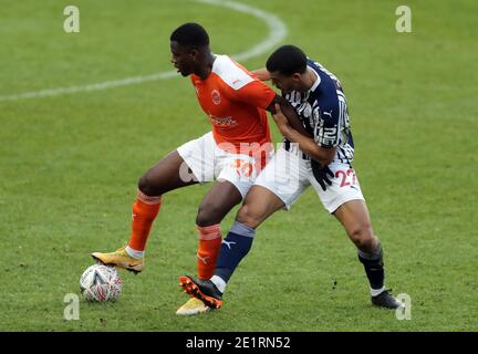 Beryly Lubala (links) von Blackpool und Lee Peltier von West Bromwich Albion während des dritten Spiels des Emirates FA Cup in der Bloomfield Road, Blackpool. Stockfoto