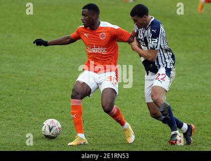 Beryly Lubala (links) von Blackpool und Lee Peltier von West Bromwich Albion während des dritten Spiels des Emirates FA Cup in der Bloomfield Road, Blackpool. Stockfoto