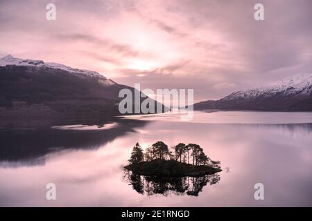 Ben Lomond am Loch Lomond bei rosa Sonnenaufgang Himmel in Schottland Stockfoto