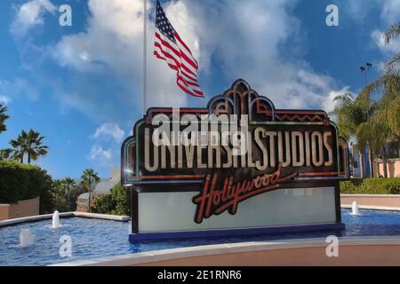 Universal Studios Logo umgeben von blauem Brunnenwasser. Schöne Hintergründe. USA. Los Angeles. Stockfoto