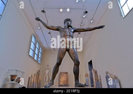 Die Artemision Bronze, Statue von Poseidon oder Zeus, antike griechische Skulptur des strengen Stils, datiert ca. 460 V. CHR. Stockfoto