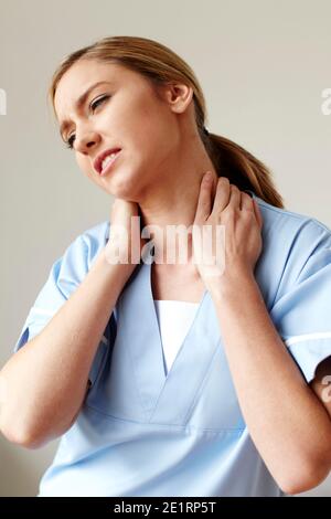 Müde Krankenschwester bei der Arbeit Stockfoto