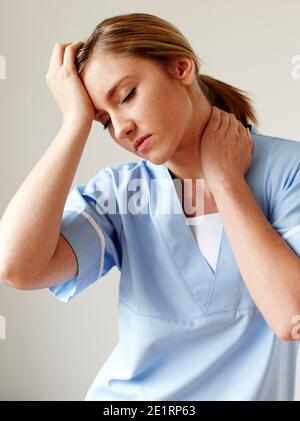 Müde Krankenschwester bei der Arbeit Stockfoto