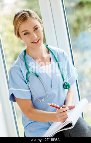 Krankenschwester im Gespräch mit Patienten Stockfoto