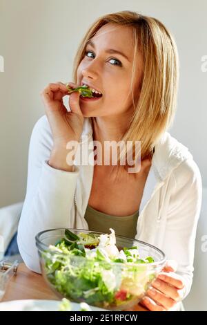 Frau Salat essen Stockfoto