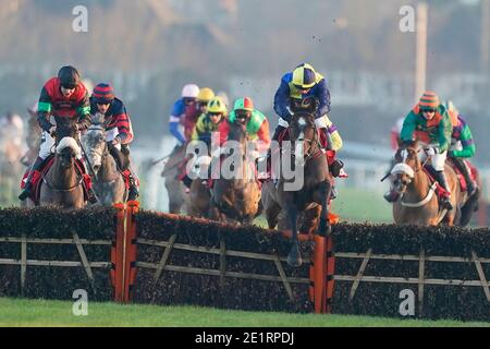 Boreham Bill von Ben Jones (gelb und blau) geritten, um die Ladbrokes Lanzarote Handicap Hürde zu gewinnen, auf Kempton Park Racecourse. Stockfoto