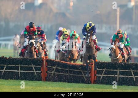 Boreham Bill, gefahren von Ben Jones, hat sich auf der Kempton Park Racecourse die letzte Hürde genommen, um die Ladbrokes Lanzarote Handicap Hürde zu nehmen. Stockfoto