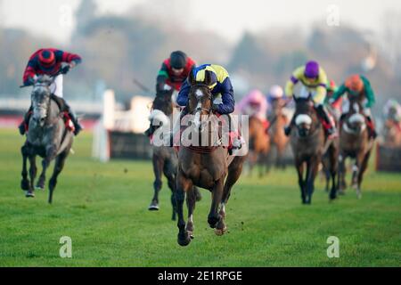 Boreham Bill, gefahren von Ben Jones (Mitte), räumen die letzten, um die Ladbrokes Lanzarote Handicap Hürde zu gewinnen, auf der Kempton Park Racecourse. Stockfoto