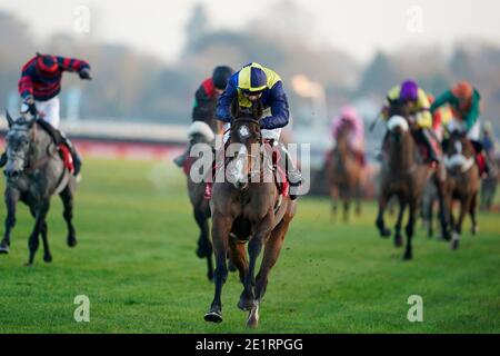 Boreham Bill, gefahren von Ben Jones, hat sich auf der Kempton Park Racecourse die letzte Hürde genommen, um die Ladbrokes Lanzarote Handicap Hürde zu nehmen. Stockfoto