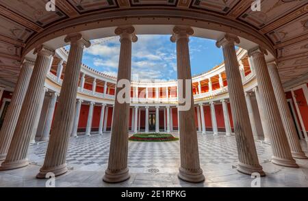 Blick auf den Innenhof des Zappeion Herrenhauses mit seinem schönen Peristyle, im Nationalgarten von Athen, Griechenland, Europa. Stockfoto