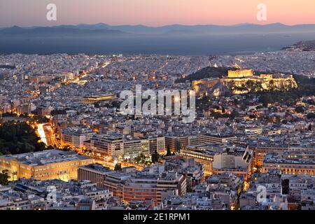 Blick auf die Stadt von Athen, während des Sonnenuntergangs. Auf der rechten Seite kann gesehene Akropolis und das Parthenon, und unten links das griechische Parlament. Stockfoto