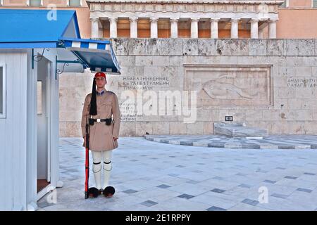 Eine Präsidentengarde, auch Evzonas genannt, am Unbekannten Soldatendenkmal vor dem griechischen Parlament in Athen, Griechenland, Europa. Stockfoto