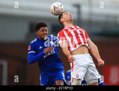 Sam Vokes (rechts) von Stoke City und Wesley Fofana von Leicester City kämpfen im dritten Lauf des Emirates FA Cup im bet365 Stadium in Stoke um den Ball. Stockfoto