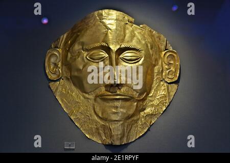 Goldene Totenmaske, bekannt als die ‘mask of Agamemnon’. Mykene, wie heute im Archäologischen Nationalmuseum von Athen, Griechenland, Europa zu sehen. Stockfoto