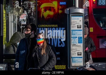 London, Großbritannien. Januar 2021. Die Botschaft, zu Hause zu bleiben, kommt eindeutig nicht durch, obwohl die Maske man im Allgemeinen ist - das TfL-Busnetz ist trotz der neuen nationalen Lockdown, Stay at Home, Anweisungen noch ziemlich ausgelastet. Die meisten Reisenden tragen Maskenabdeckungen, die bereits obligatorisch sind. Kredit: Guy Bell/Alamy Live Nachrichten Stockfoto