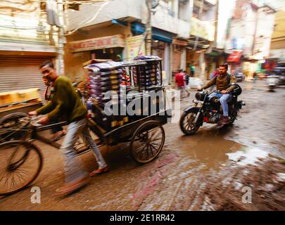 02-07-2019 Delhi, Indien. Main Basar Road in Delhi - viele Menschen durchgeführt, den Transport Arbeit auf ihre eigenen Muskeln Stockfoto