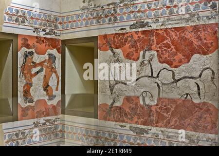 Fresken aus der prähistorischen Stadt Akrotiri, auf der Insel Thera (Santorini), 16. Jh. v. Chr. Links die Boxer, rechts weiß das Frühlingsfresko. Stockfoto