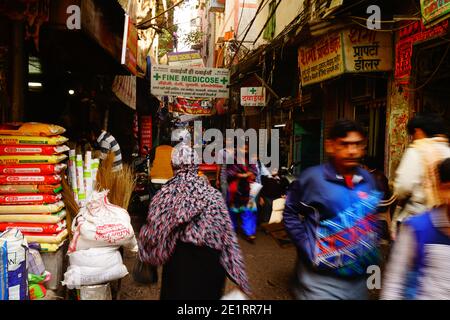 02-07-2019 Delhi , Indien kleine Straße im Bezirk Main Basar Rd - Menschen und verschiedene Stände und Waren in ihnen Stockfoto