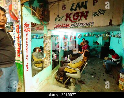 02-07-2019 Delhi, Indien. FRISEUR Open Air ohne Tür Friseur rasiert mit einem offenen Rasiermesser in Delhi mit Schaum Stockfoto