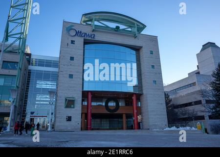 Ottawa, Ontario, Kanada - 8. Januar 2021: Der Haupteingang zum Rathaus von Ottawa. Stockfoto