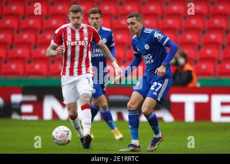 Stoke on Trent, Großbritannien. Januar 2021. Stoke City Mittelfeldspieler James McClean (11) wird vom Leicester City Verteidiger Timoty Castagne (27) während des FA Cup Spiels zwischen Stoke City und Leicester City im bet365 Stadium, Stoke-on-Trent, England am 9. Januar 2021 herausgefordert. Foto von Jurek Biegus. Nur redaktionelle Verwendung, Lizenz für kommerzielle Nutzung erforderlich. Keine Verwendung bei Wetten, Spielen oder Veröffentlichungen einzelner Vereine/Vereine/Spieler. Kredit: UK Sports Pics Ltd/Alamy Live Nachrichten Stockfoto