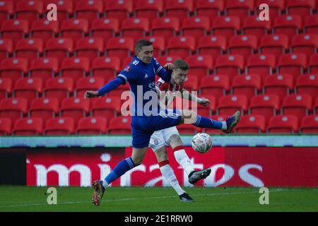 Stoke on Trent, Großbritannien. Januar 2021. Stoke City Mittelfeldspieler James McClean (11) löscht den Ball, als Leicester City Verteidiger Timoty Castagne (27) versucht, während des FA Cup-Spiels zwischen Stoke City und Leicester City im bet365 Stadium, Stoke-on-Trent, England am 9. Januar 2021 zu blockieren. Foto von Jurek Biegus. Nur redaktionelle Verwendung, Lizenz für kommerzielle Nutzung erforderlich. Keine Verwendung bei Wetten, Spielen oder Veröffentlichungen einzelner Vereine/Vereine/Spieler. Kredit: UK Sports Pics Ltd/Alamy Live Nachrichten Stockfoto