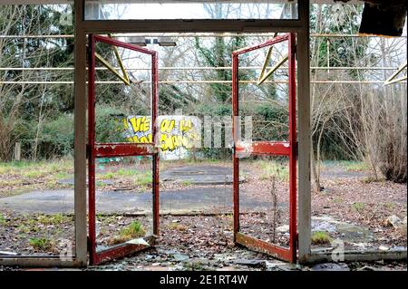 LEERE TANKSTELLE UNTER HOCKEREI MIT REBEL SLOGANS FRANKREICH - SQUATT - ZERSTÖRTER ORT - FARBFOTOGRAFIE © FRÉDÉRIC BEAUMONT Stockfoto