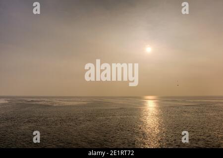 Wolkiger Blick auf den Meereshorizont in Dantziggat bei Ameland. Stockfoto