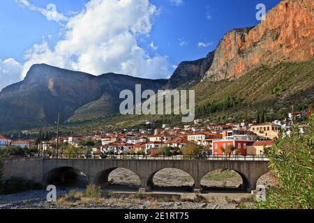 Leonidio Dorf, ein altes, malerisches traditionelles Dorf in Arcadia Region, Peloponnes, Griechenland, Europa, berühmt für seine Kletterfelder. Stockfoto