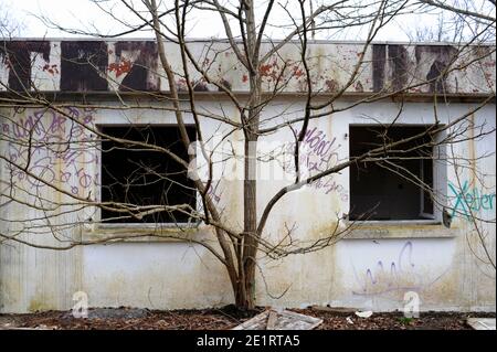 LEERE TANKSTELLE UNTER HOCKEREI MIT REBEL SLOGANS FRANKREICH - SQUATT - ZERSTÖRTER ORT - FARBFOTOGRAFIE © FRÉDÉRIC BEAUMONT Stockfoto