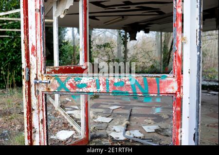 LEERE TANKSTELLE UNTER HOCKEREI MIT REBEL SLOGANS FRANKREICH - SQUATT - ZERSTÖRTER ORT - FARBFOTOGRAFIE © FRÉDÉRIC BEAUMONT Stockfoto