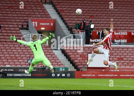 Sam Vokes von Stoke City (r) will den Ball an Leicester City Torwart Kasper Schmeichel vorbei bringen, aber sein Einsatz geht auch über die Latte. Das Emirates FA Cup 3. Runde Spiel, Stoke City gegen Leicester City im bet365 Stadion in Stoke on Trent am Samstag 9. Januar 2021. Dieses Bild darf nur für redaktionelle Zwecke verwendet werden. Nur redaktionelle Verwendung, Lizenz für kommerzielle Nutzung erforderlich. Keine Verwendung in Wetten, Spiele oder einem einzigen Club / Liga / Spieler Publikationen.pic von Chris Stading / Andrew Orchard Sport Fotografie / Alamy Live News Stockfoto