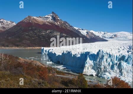 Panoramasicht auf den gigantischen schmelzenden Perito Moreno Gletscher, in der Provinz Santa Cruz, Patagonien, Argentinien Stockfoto