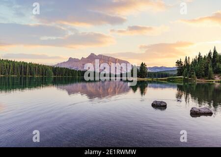 Two Jack Lake bei Sonnenuntergang, Banff National Park, Kanada. Sonnenuntergang und Reflexion Stockfoto