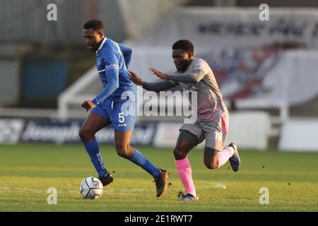 HARTLEPOOL, ENGLAND. JAM 9. Timi Odusina von Hartlepool United im Einsatz mit Moses Emmanuel von Wealdstone während des Vanarama National League-Spiels zwischen Hartlepool United und Wealdstone im Victoria Park, Hartlepool am Samstag, 9. Januar 2021. (Kredit: Mark Fletcher, Mi News) Kredit: MI Nachrichten & Sport /Alamy Live Nachrichten Stockfoto