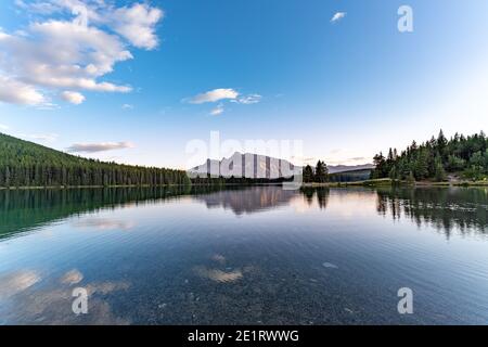 Two Jack Lake bei Sonnenuntergang, Banff National Park, Kanada Stockfoto