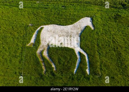Das Devizes Weiße Pferd. Eine Figur auf einem Kreidehügel an einer Böschung am Roundway Hill am Rande der Stadt Devizes, Wiltshire, England. Stockfoto