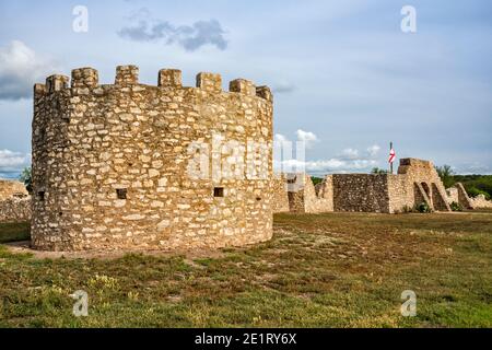 Kreisförmige Bastion in Presidio von San Saba, spanische koloniale Festung, est. 1757, rekonstruiert 2011, bei Menard, Edwards Plateau, Texas, USA Stockfoto