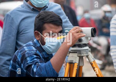 Nivellierung ist ein Vermessungszweig, dessen Ziel es ist, die Höhe der angegebenen Punkte relativ zu einem Bezugspunkt festzulegen, zu überprüfen oder zu messen. Dinajp Stockfoto