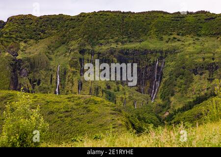 Die üppig grüne Wasserfalllandschaft bei Poco da Alagoinha auf Die portugiesische Insel Flores Stockfoto