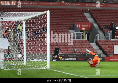 Marc Albrighton von Leicester City Schuss (nicht im Bild) geht über Stoke City Torwart Joe Bursic als er erzielt seine Teams 2. Tor. Das Emirates FA Cup 3. Runde Spiel, Stoke City gegen Leicester City im bet365 Stadion in Stoke on Trent am Samstag 9. Januar 2021. Dieses Bild darf nur für redaktionelle Zwecke verwendet werden. Nur redaktionelle Verwendung, Lizenz für kommerzielle Nutzung erforderlich. Keine Verwendung in Wetten, Spiele oder einem einzigen Club / Liga / Spieler Publikationen.pic von Chris Stading / Andrew Orchard Sport Fotografie / Alamy Live News Stockfoto