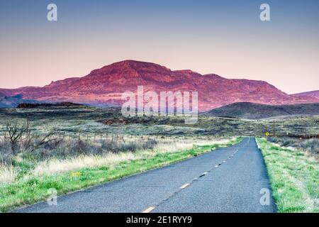 Unbenannter Berg über dem Big Aguja Canyon bei Sonnenaufgang vom RM 1832 Highway, Davis Mountains, Texas, USA Stockfoto