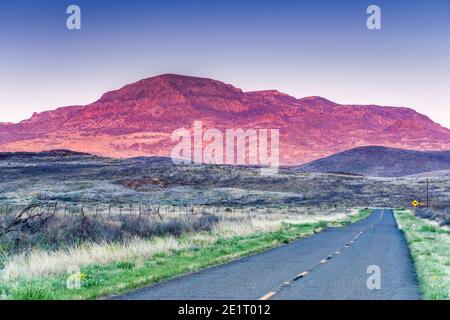 Unbenannter Berg über dem Big Aguja Canyon bei Sonnenaufgang vom RM 1832 Highway, Davis Mountains, Texas, USA Stockfoto