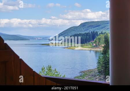 Schöne Aussicht vom Dospat Stausee in Bulgarien Stockfoto